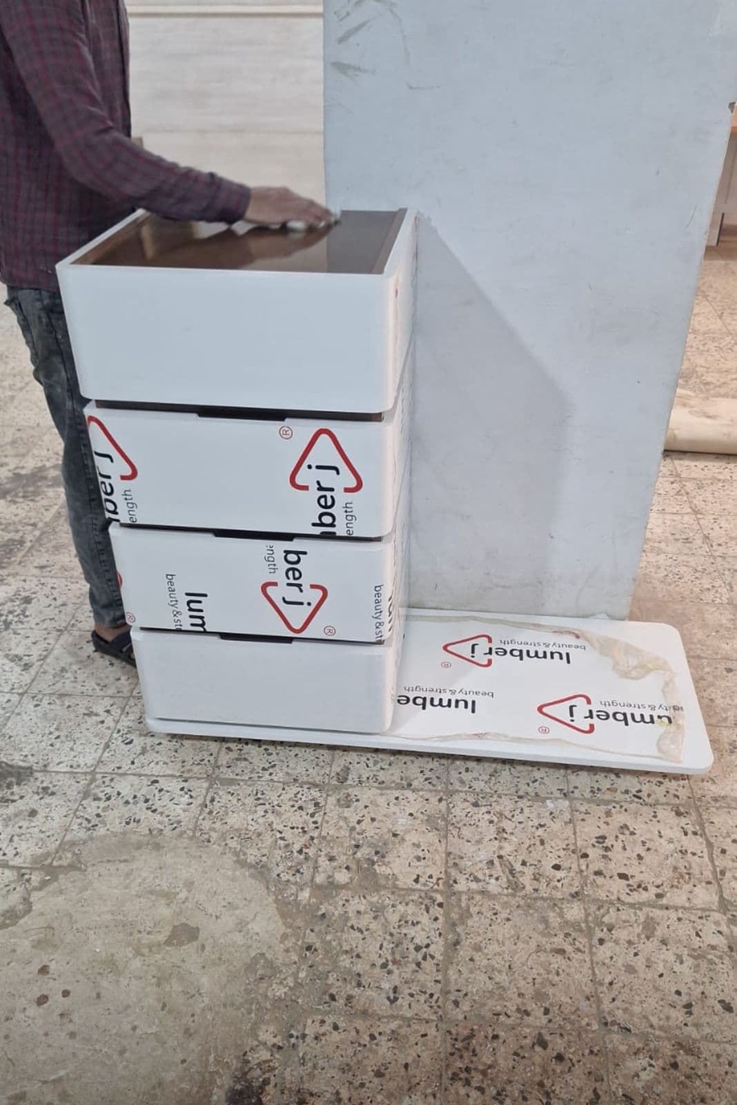 سرير منجد بالكامل بزوايا دائرية ولوح خلفي مقسم.